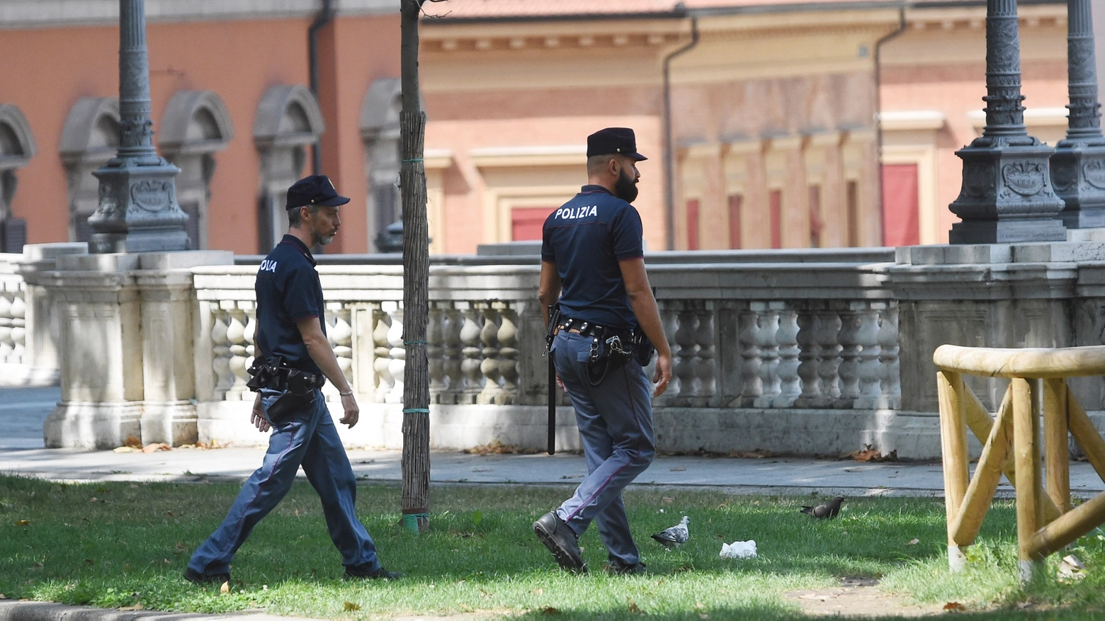 Polizia al Parco della Montagnola a Bologna (FotoSchicchi)