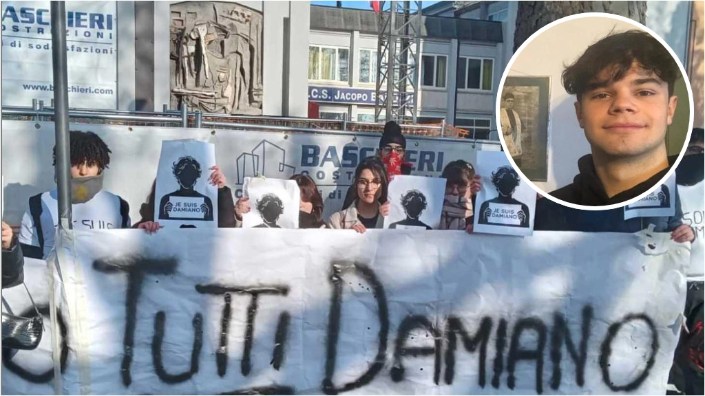 Gli studenti del Barozzi manifestano per Damiano: nel tondo il ragazzo sospeso per aver criticato la scuola
