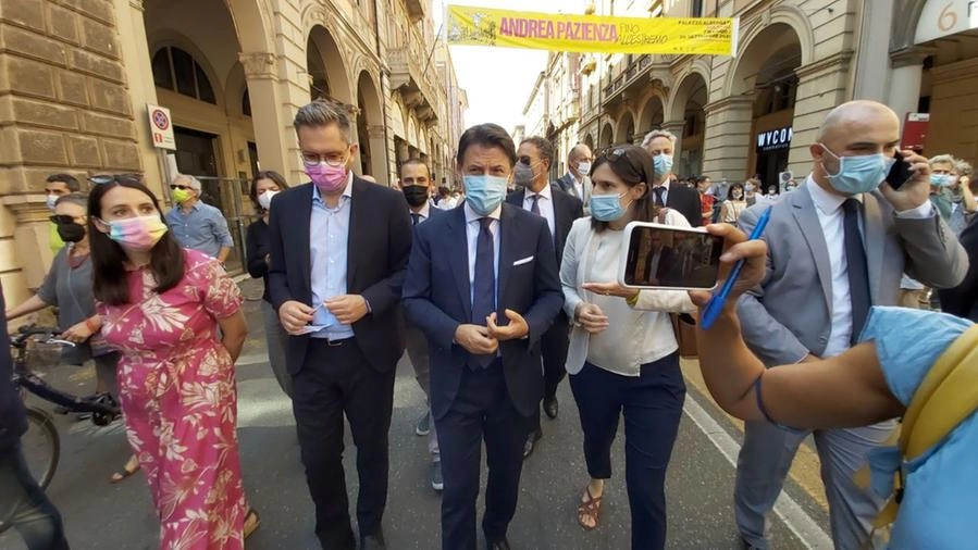 Strage di Bologna, l'ex premier Giuseppe Conte con Lepore e Schlein