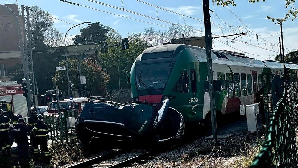 Auto travolta dal treno sui binari  I pendolari: "Noi lasciati a piedi"