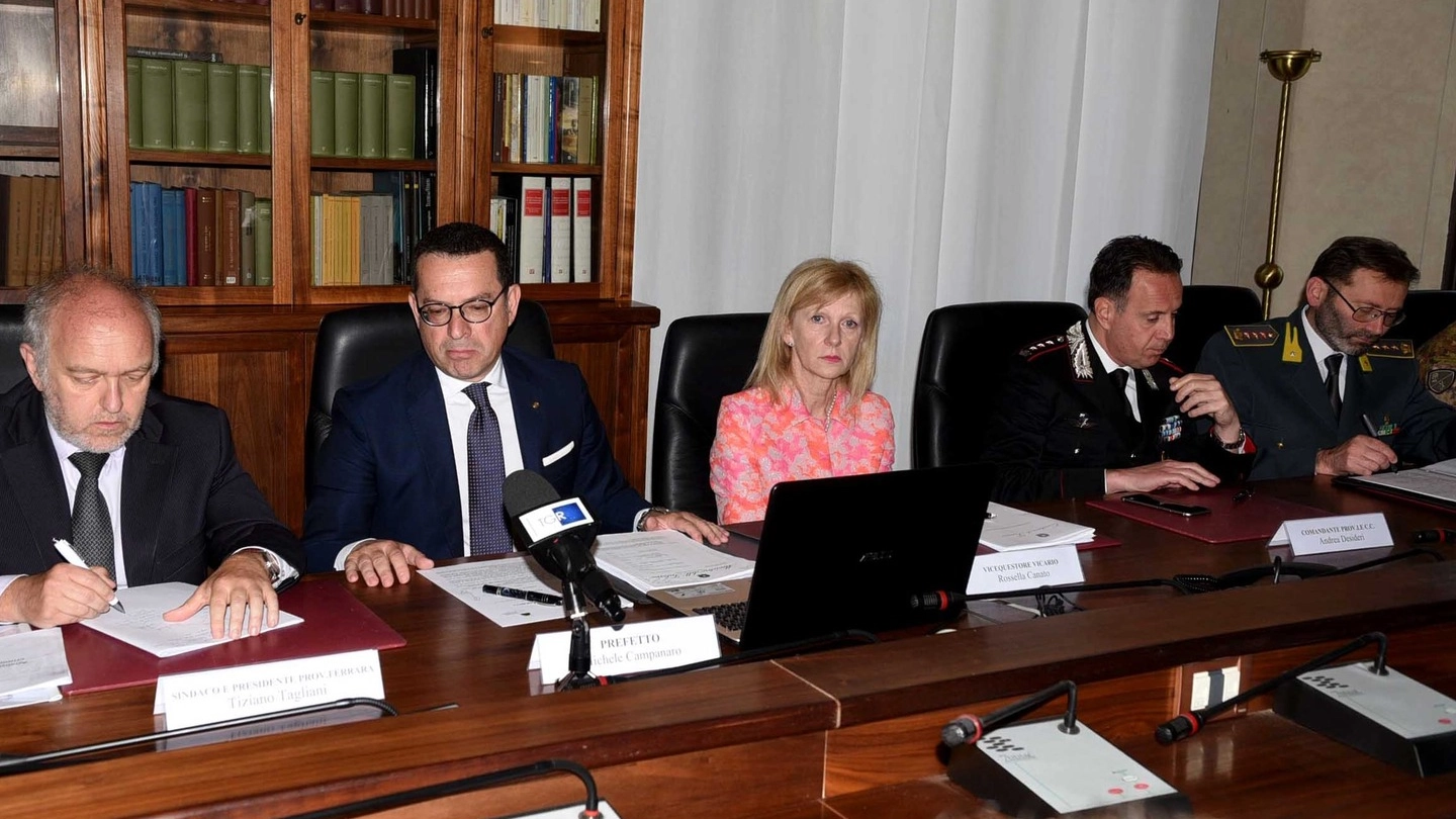 Il prefetto Michele Campanaro ieri mattina ha ospitato i vertici delle forze dell’ordine e delle istituzioni per fare il bilancio sulla sicurezza in città (foto Businesspress)