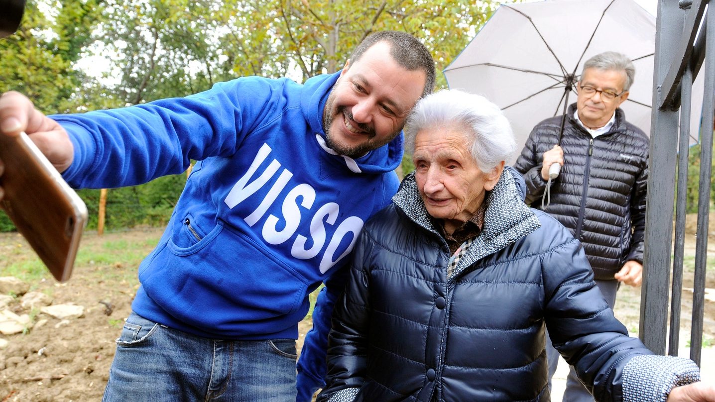 Salvini si scatta un selfie con Giuseppa Fattori (foto Calavita)