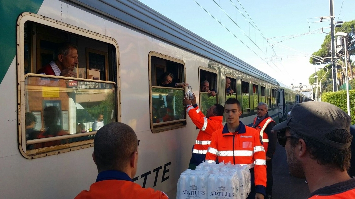 Il treno bloccato con i pellegrini di San Benedetto 