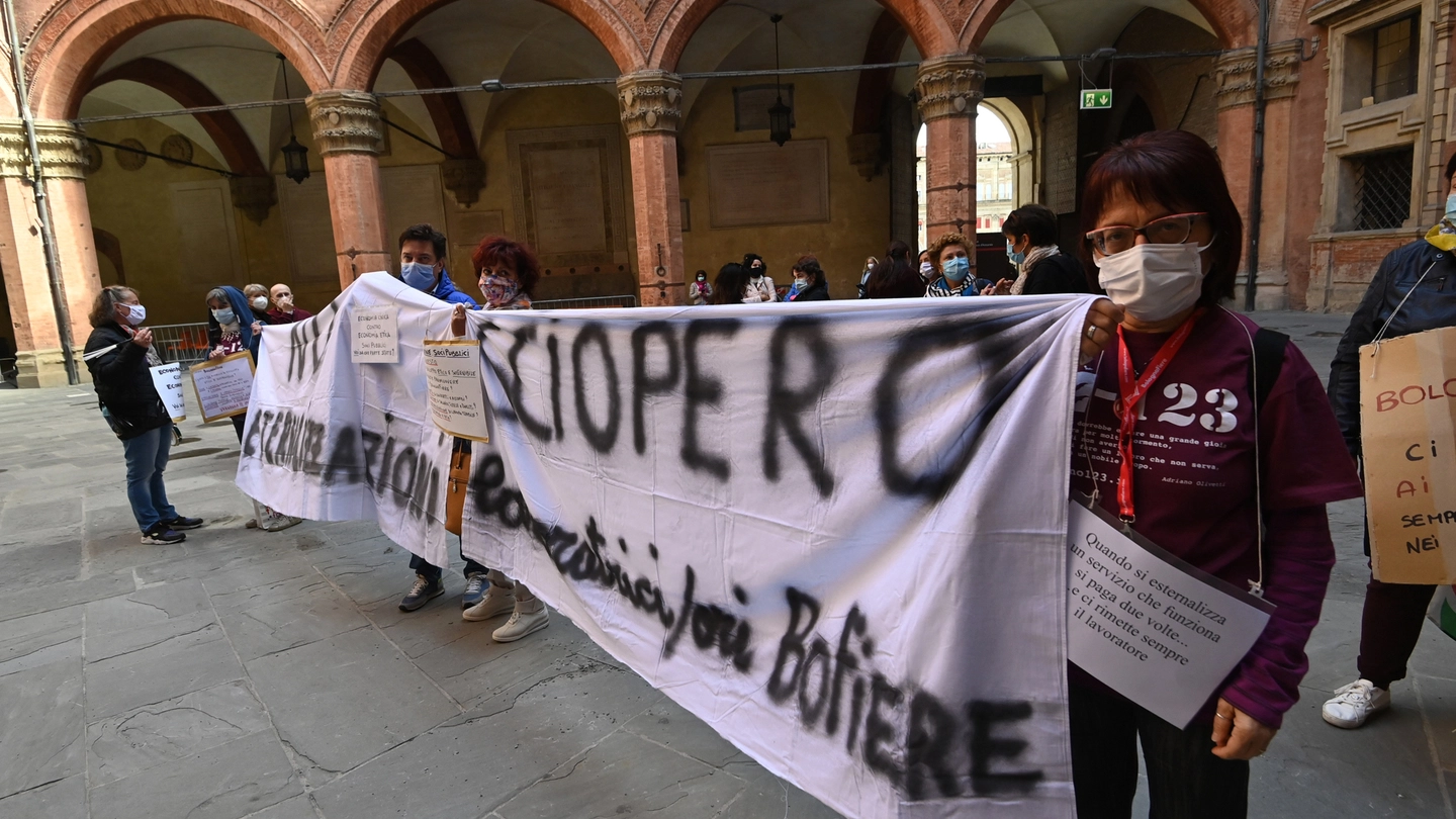La protesta dei lavoratori della Fiera a Palazzo d'Accursio (FotoSchicchi)