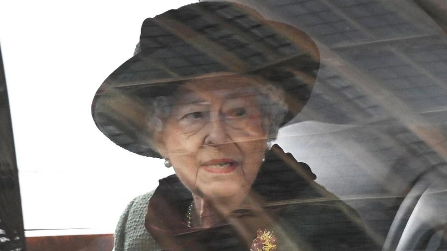 La Regina Elisabetta in una foto del 29 marzo (Ansa)