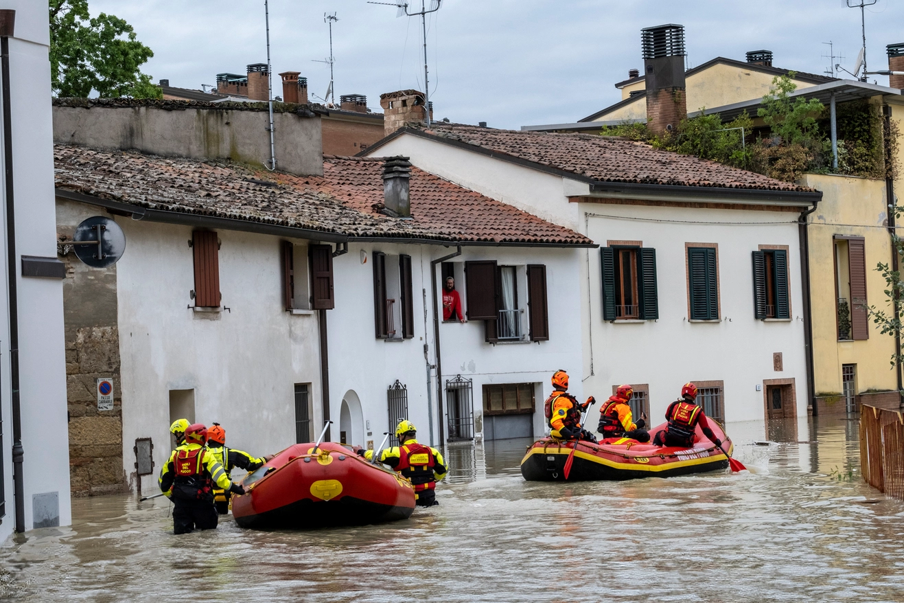 I soccorritori al lavoro la mattina del 3 maggio, dopo che l’acqua aveva invaso Faenza (Foto Stefano Tedioli)