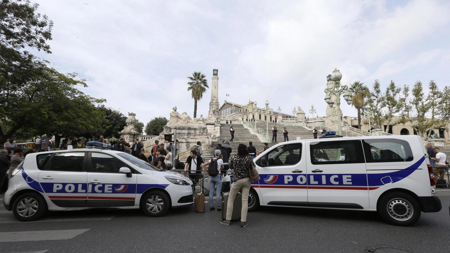 Marsiglia, la polizia davanti alla stazione Saint-Charles (foto Ansa)