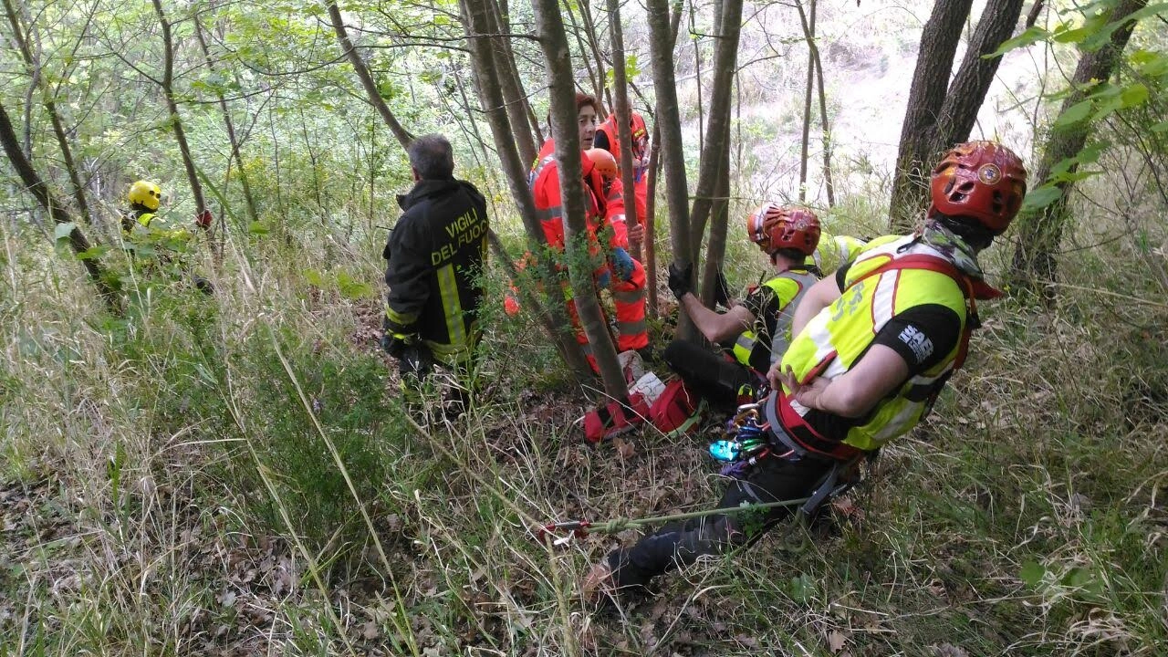 I vigili del fuoco e gli uomini del Soccorso Alpino hanno tratto in salvo un uomo, precipitato da un burrone