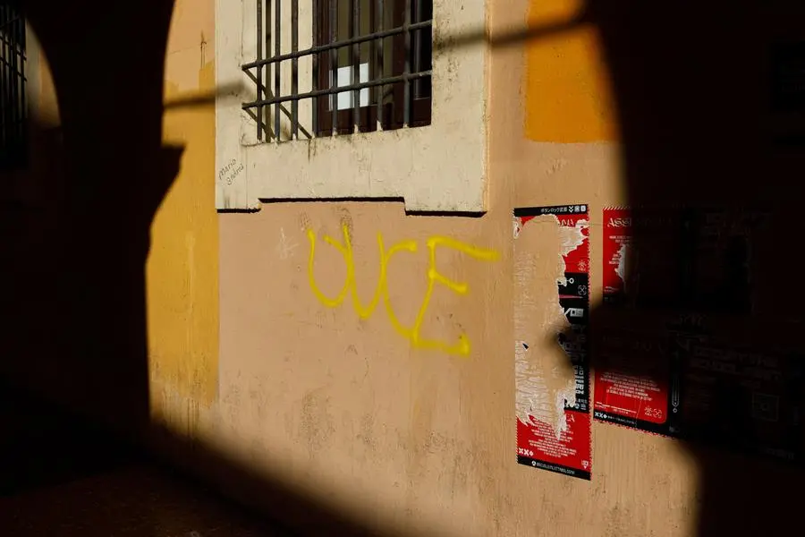 Scritte in via Castiglione a Bologna, sul muro frasi inneggianti al fascismo