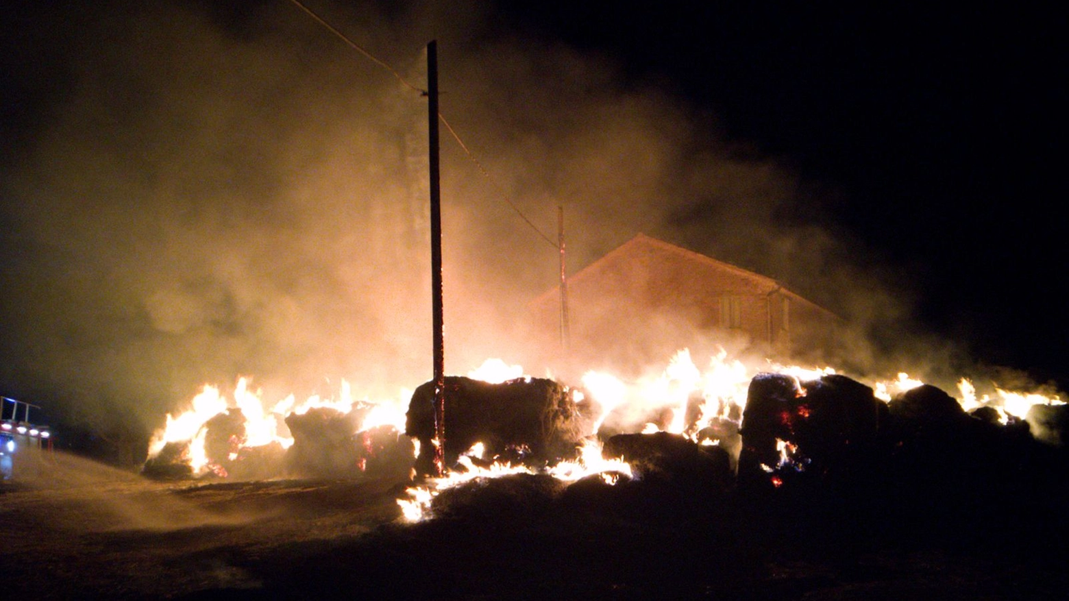 Francavilla d'Ete, violento incendio divora 150 rotoballe (foto Zeppilli)