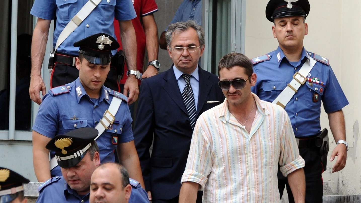 Salvatore Parolisi lascia il carcere militare (foto Ansa)