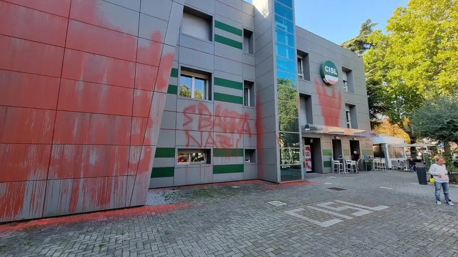 Raid dei vandali alla sede Cisl di Imola: imbrattata con vernice rossa e scritte