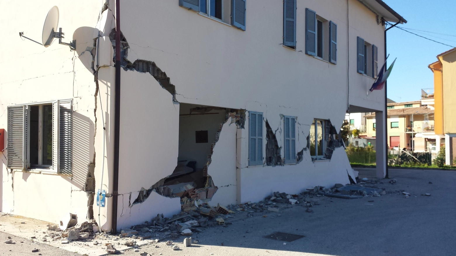 La scuola di Fiastra sventrata dal terremoto 