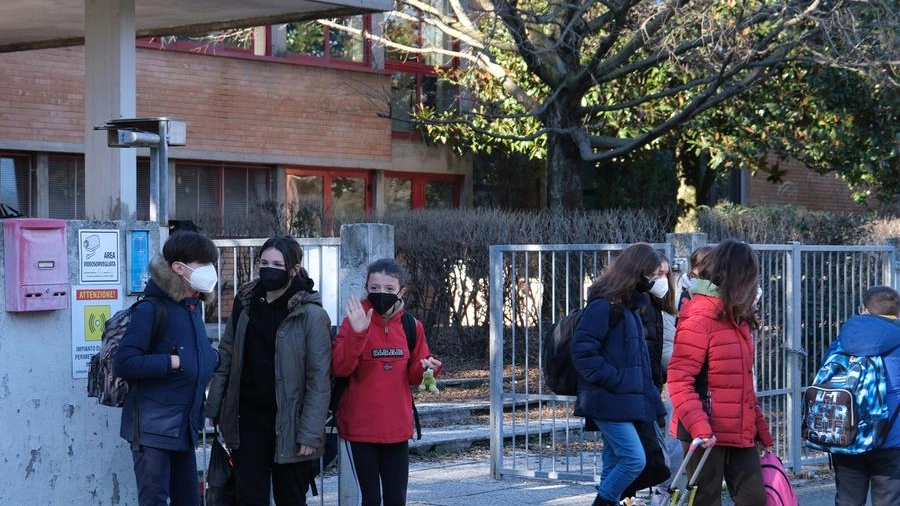 Studenti davanti alle medie ’Carducci’ di via Bisi a Modena