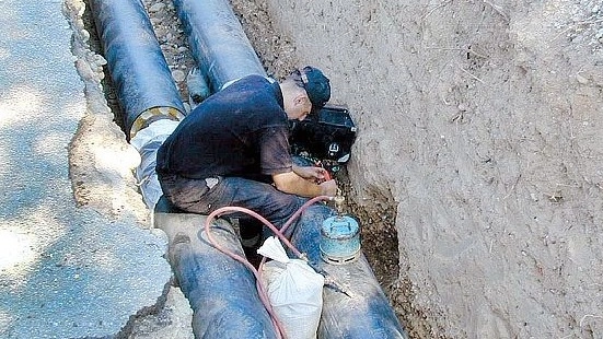 Alcuni operai durante l’installazione delle tubature del teleriscaldamento