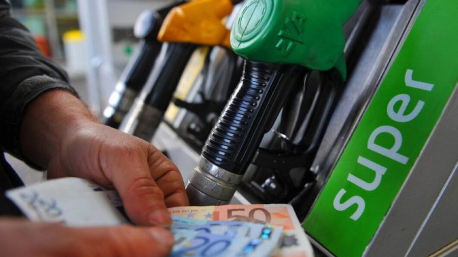 Il prezzo della benzina a quota 2 euro (Ansa)