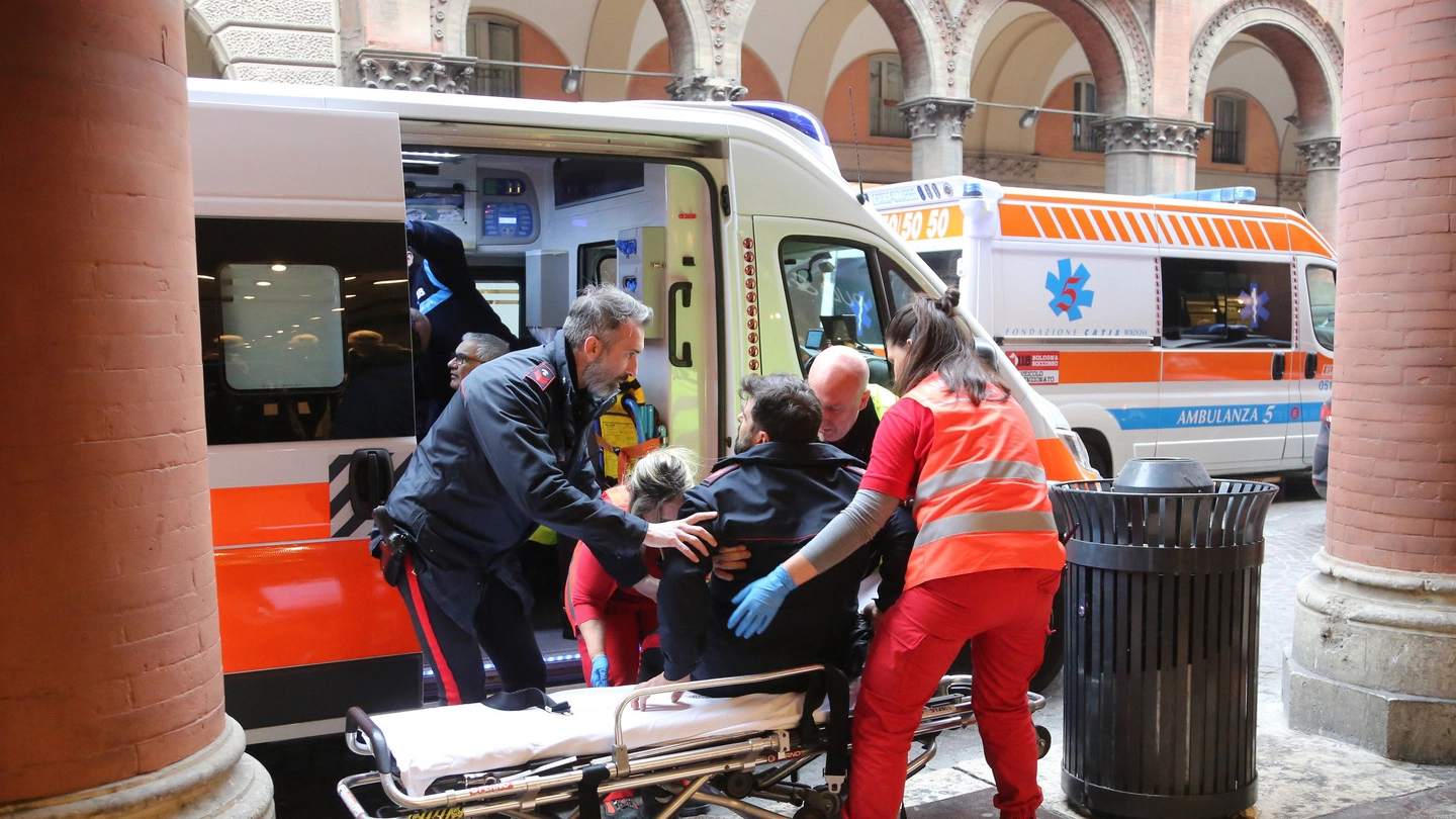 Via Indipendenza, il militare ferito viene caricato in ambulanza (Schicchi)