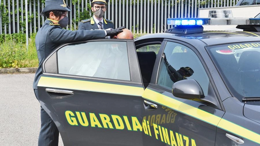 Sequestro di scarpe contraffatte Cesare Paciotti in provincia di Fermo