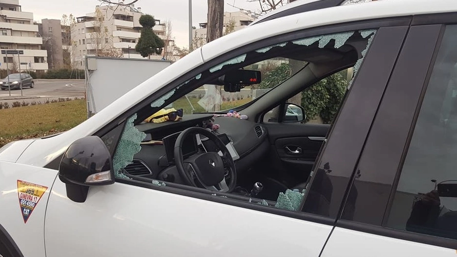Il taxi danneggiato in via Pasubio a San Lazzaro
