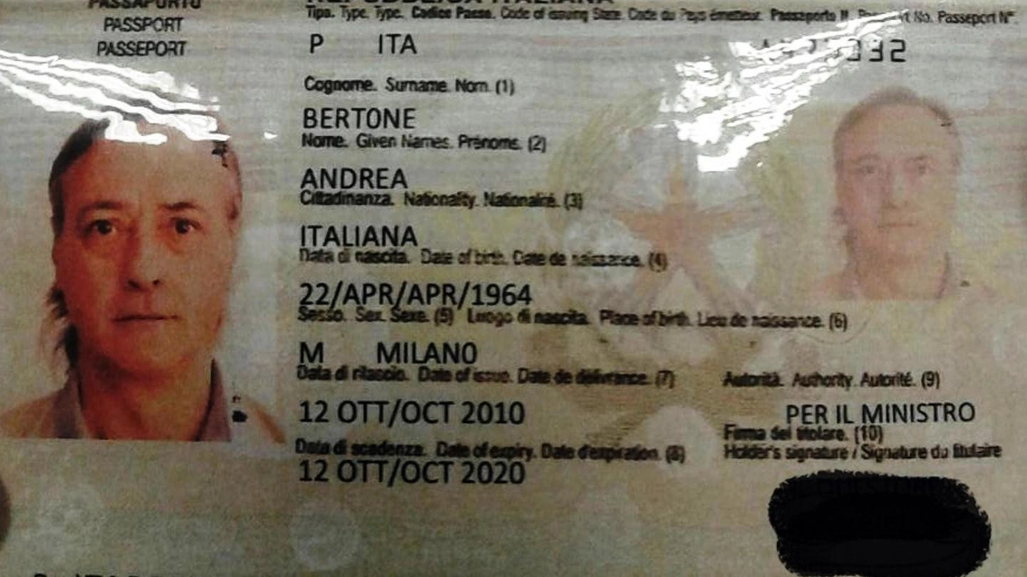 Il passaporto falso utilizzato da De Cristofaro