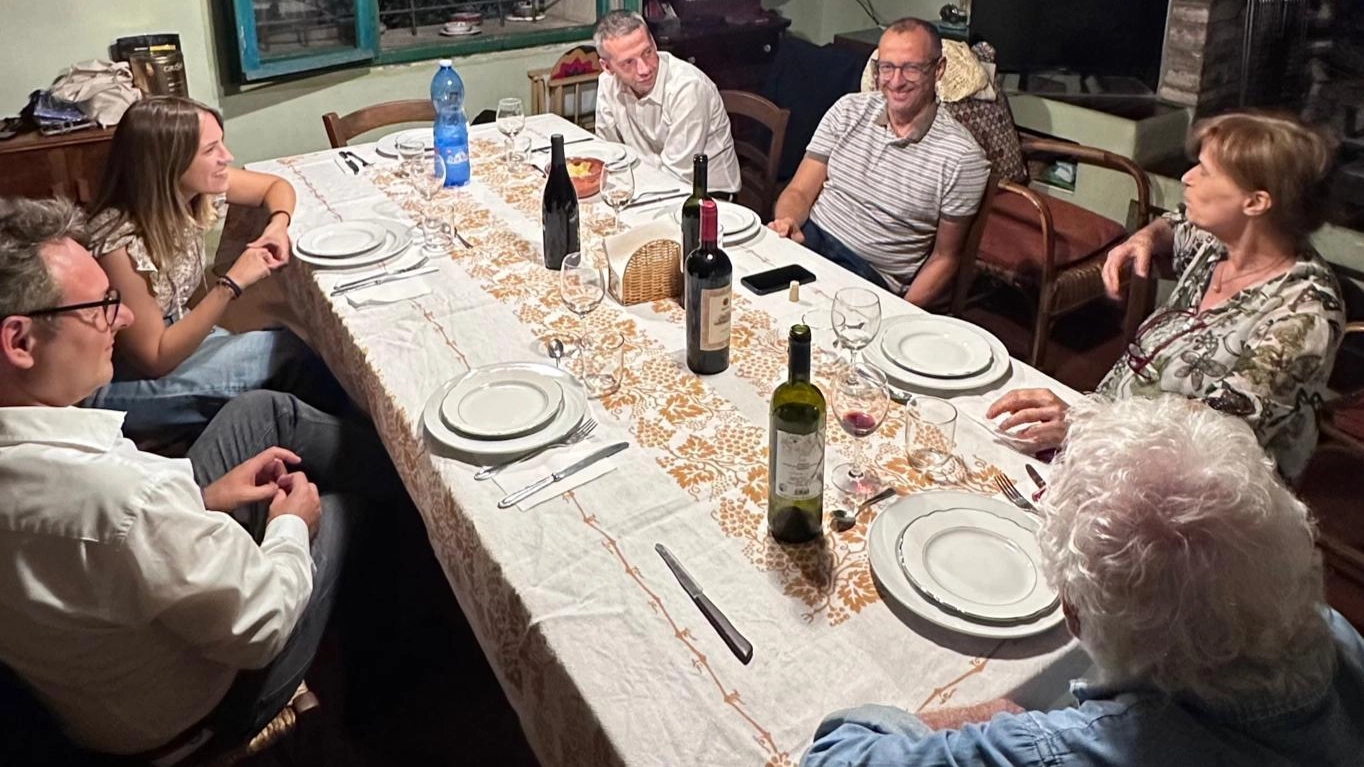 Matteo Ricci, classe 1974, è sindaco di Pesaro dal 2014. Nella foto una cena a casa di elettori e simpatizzanti Pd in giro per l’Italia