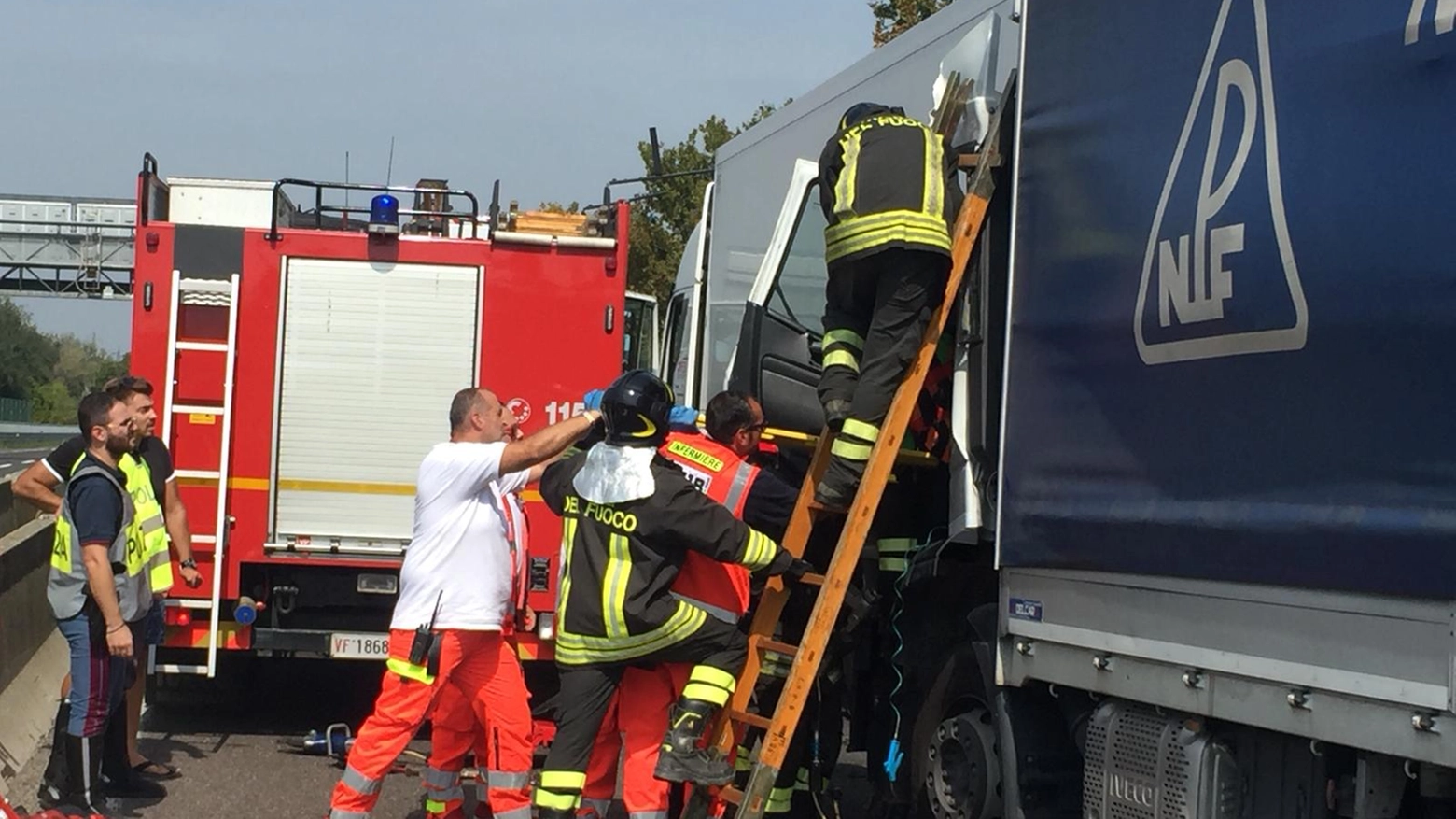 I soccorsi ai camionisti feriti nell'incidente in A13