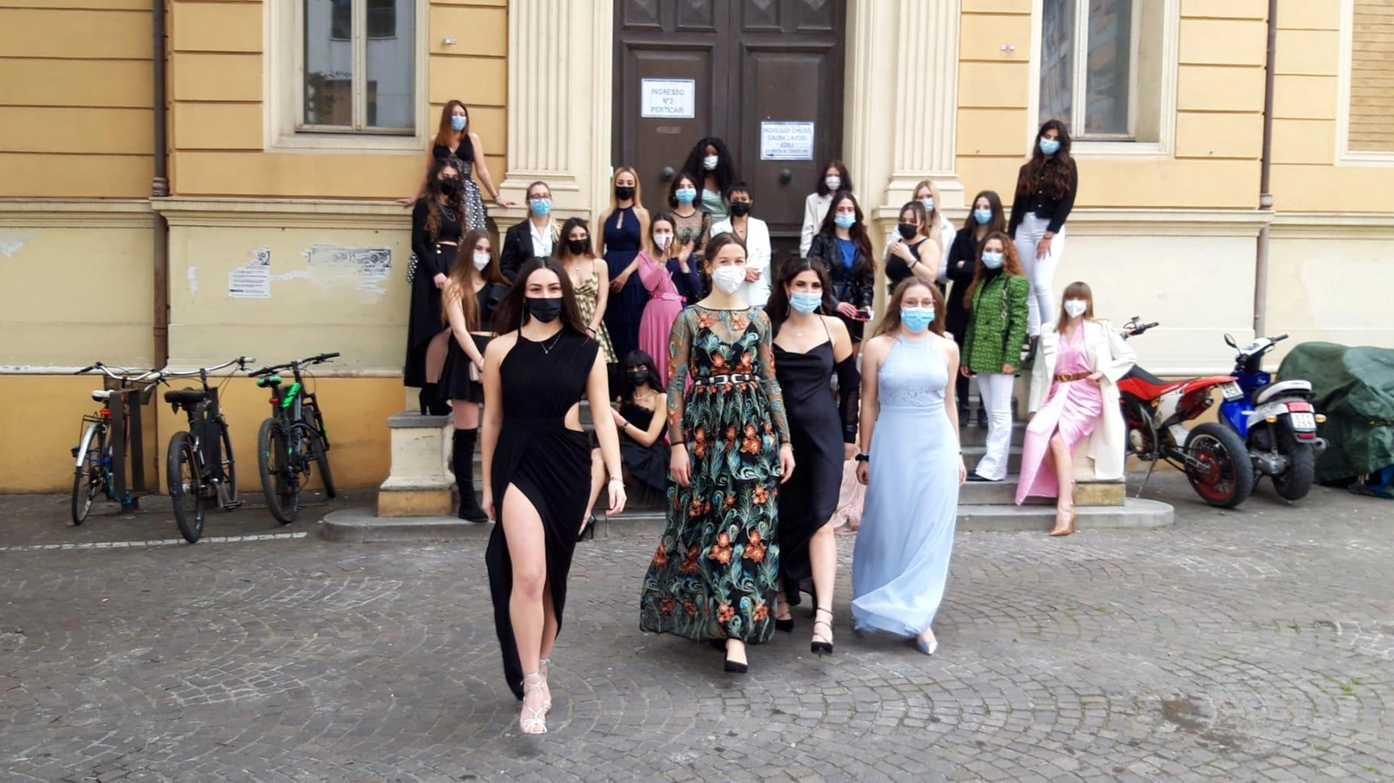 Pesaro, sfilata sexy al Mengaroni per i 100 giorni