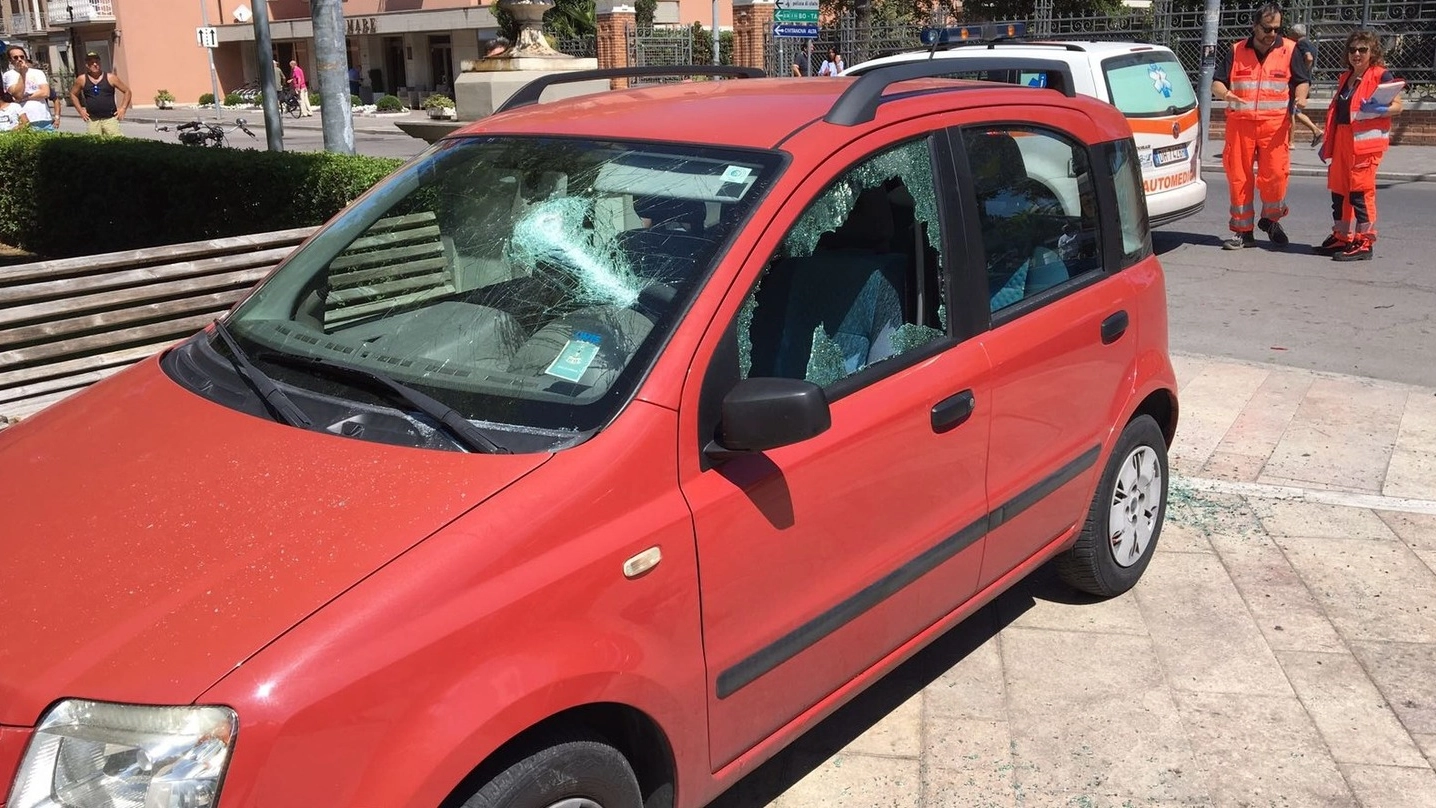 La Fiat Panda con i vetri infranti dopo l’aggressione 