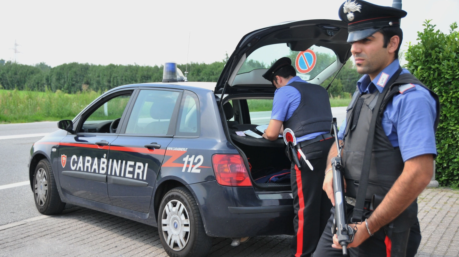 Il guidatore è apparso molto nervoso durante un controllo dei carabinieri: oltre alla droga, trovati anche 1.000 euro in contanti e una ventina di proiettili