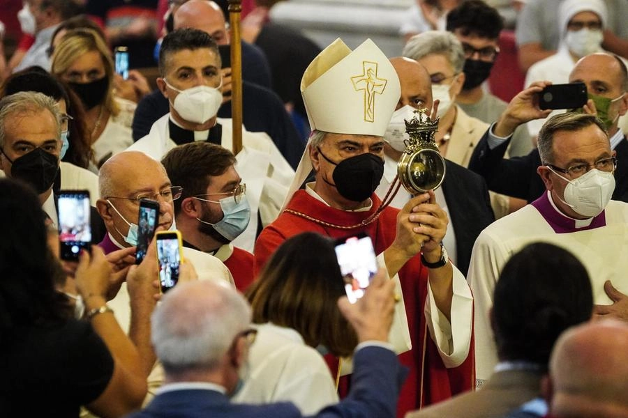 L'arcivescovo Battaglia con l'ampolla del sangue di San Gennaro