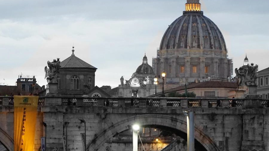 Lo striscione di Legambiente da ponte Sant'Angelo a Roma