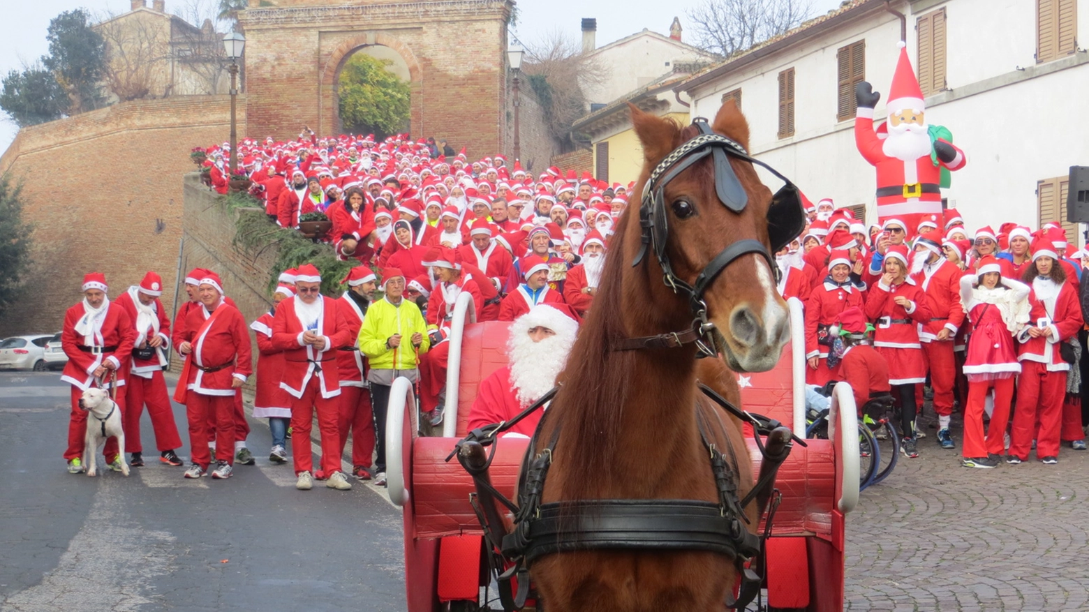 La partenza di una passata edizione della "Corsa dei Babbi Natale" da Barchi a Piagge