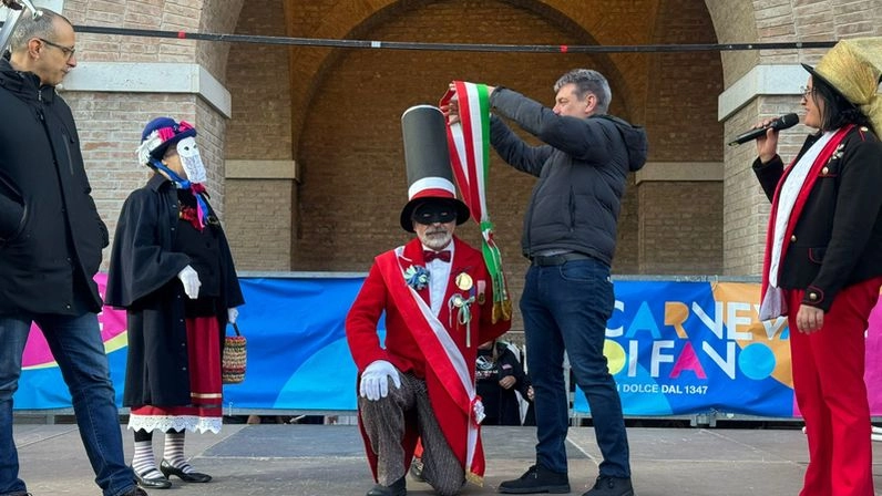 La consegna di Seri della fascia tricolore alla storica maschera di Pesaro in una piazza gremita di gente