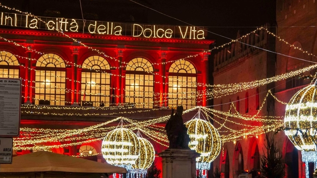 Le luminarie ’felliniane’ di piazza Cavour