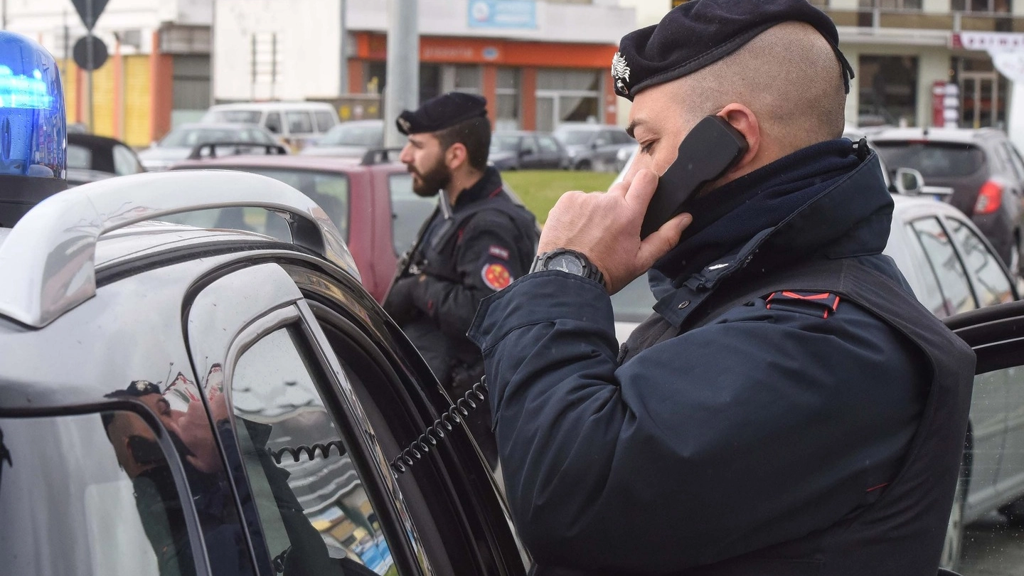 I carabinieri della Compagnia di Civitanova hanno già effettuato un sopralluogo nel magazzino depredato (foto De Marco)