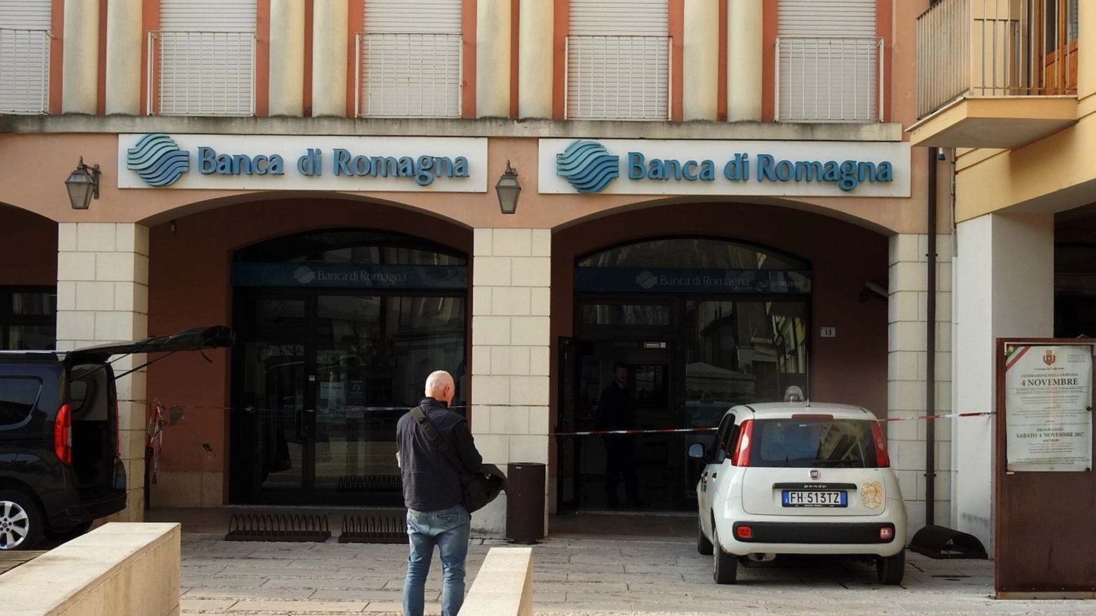 La banca è situata nlla centrale piazza Emaldi di Fusignano (Foto Scardovi)