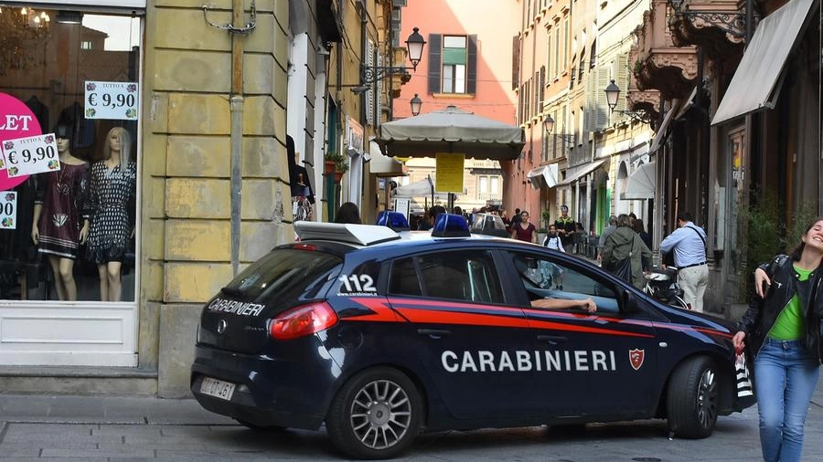 Un’auto dei carabinieri in centro a Reggio