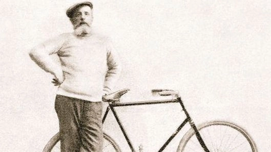 Olindo Guerrini con la sua grande passione: la bici