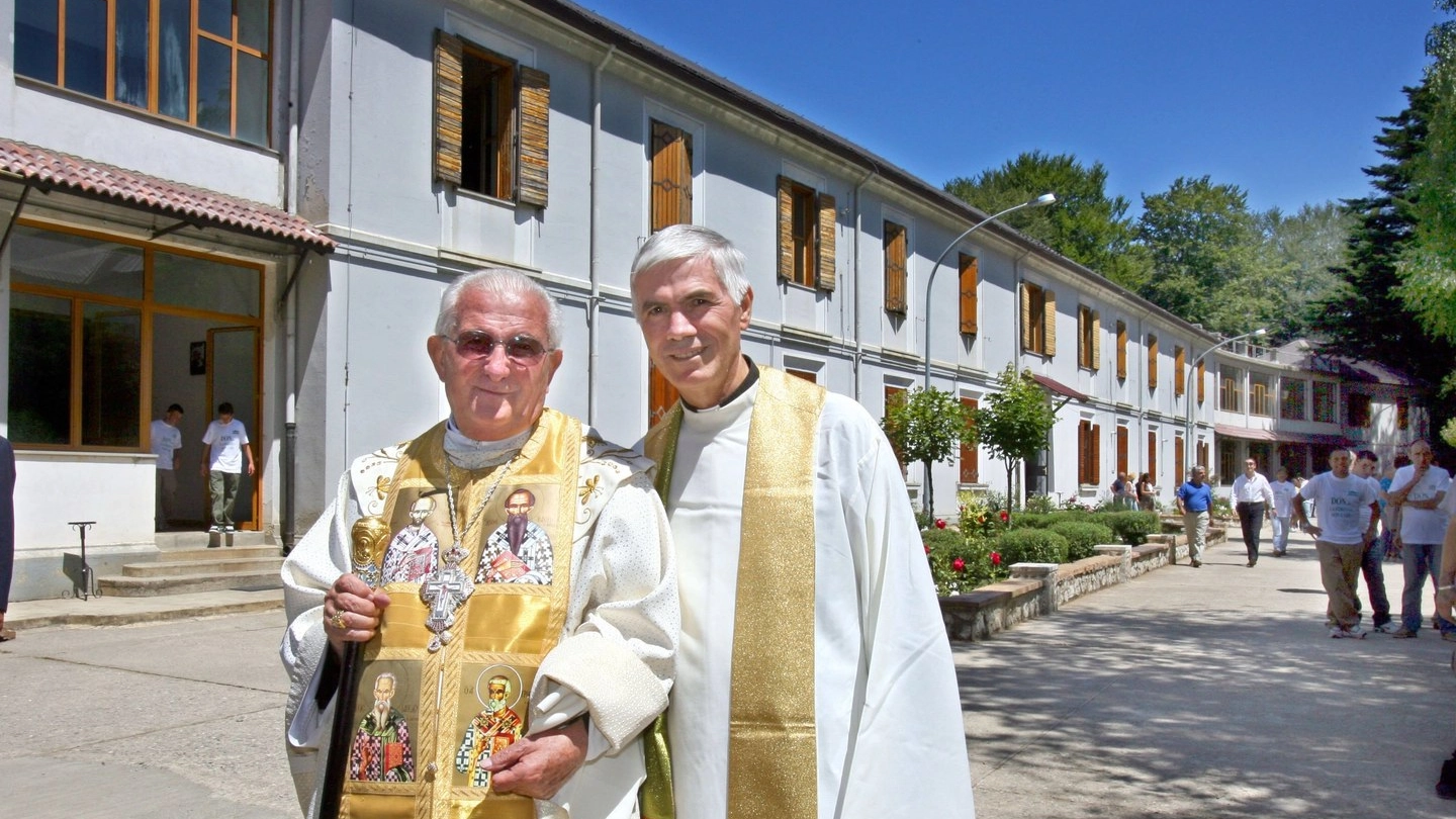 Don Pierino Gelmini e il vescovo di Ascoli, monsignor Giovanni D'Ercole (Foto Olycom)
