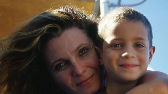 Sabrina Bacchini, la madre di Matteo Ballardini, in una foto del passato insieme al figlio ancora piccolo