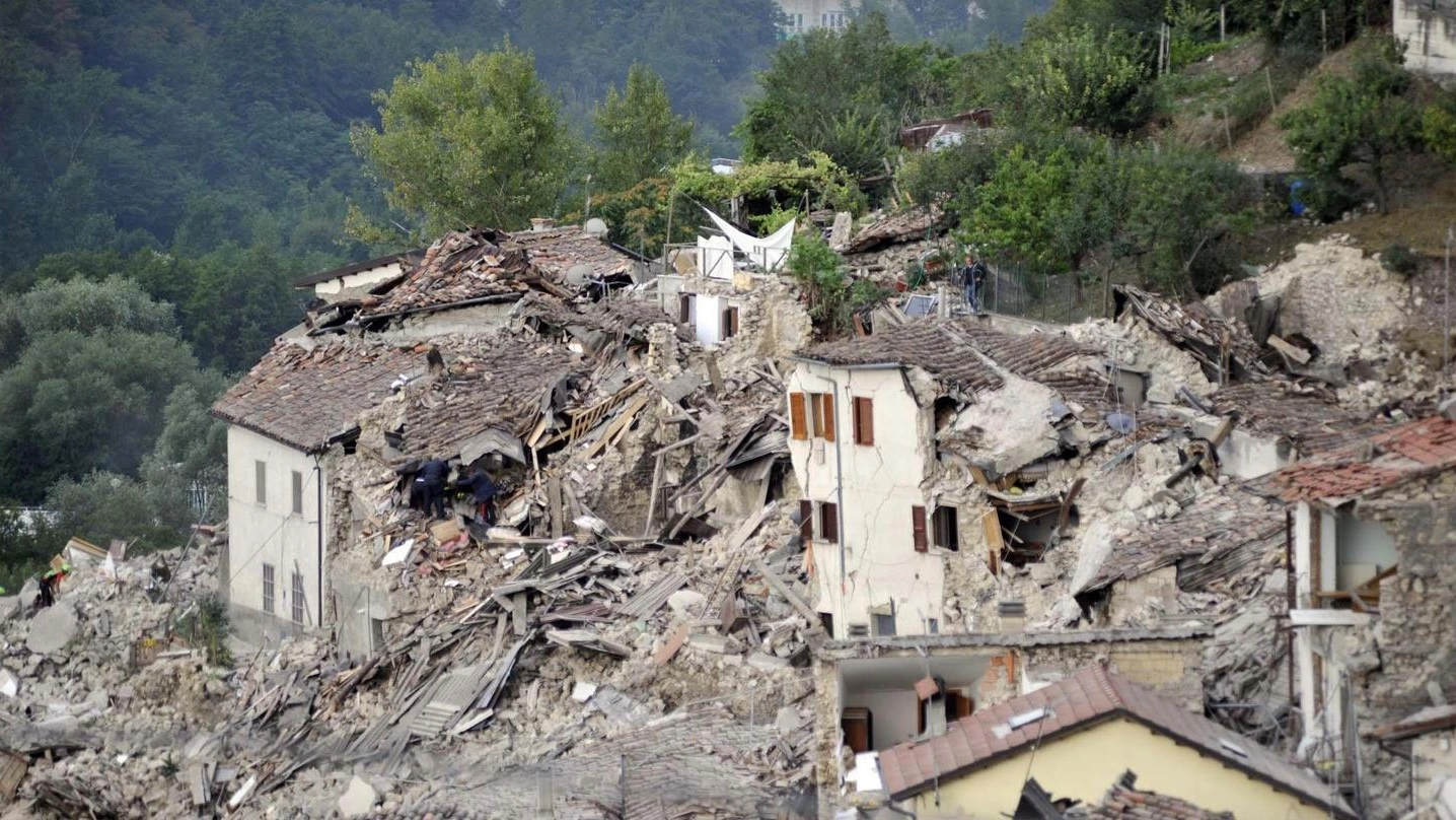 Case distrutte dal terremoto di ottobre (Ansa)