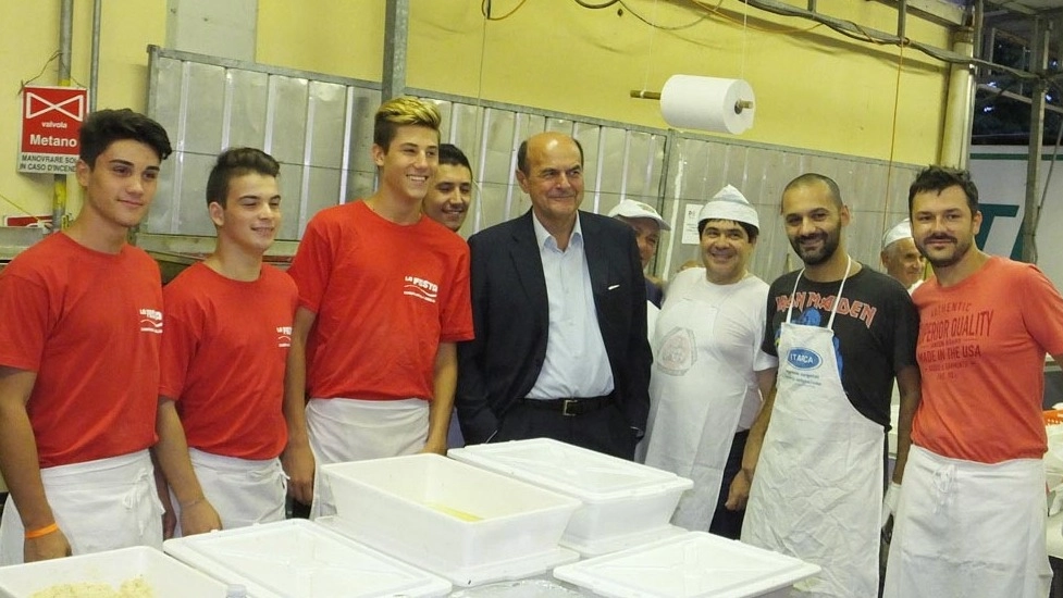 Pierluigi Bersani con i volontari negli stand della festa pd di Campagnola