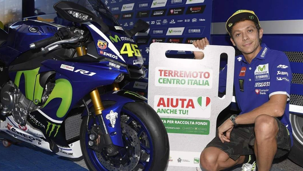 Valentino Rossi con la moto battuta all'asta