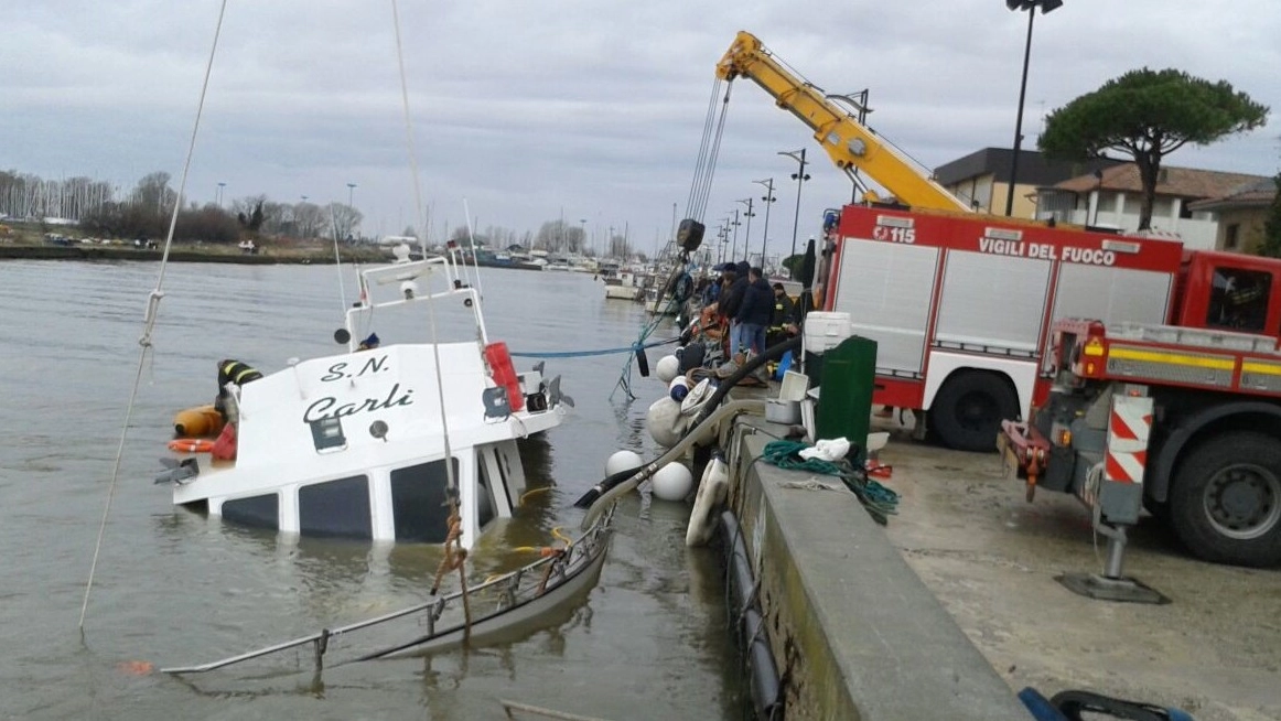 Le operazioni di recupero della barca affondata per il maltempo nel canale di Portogaribaldi