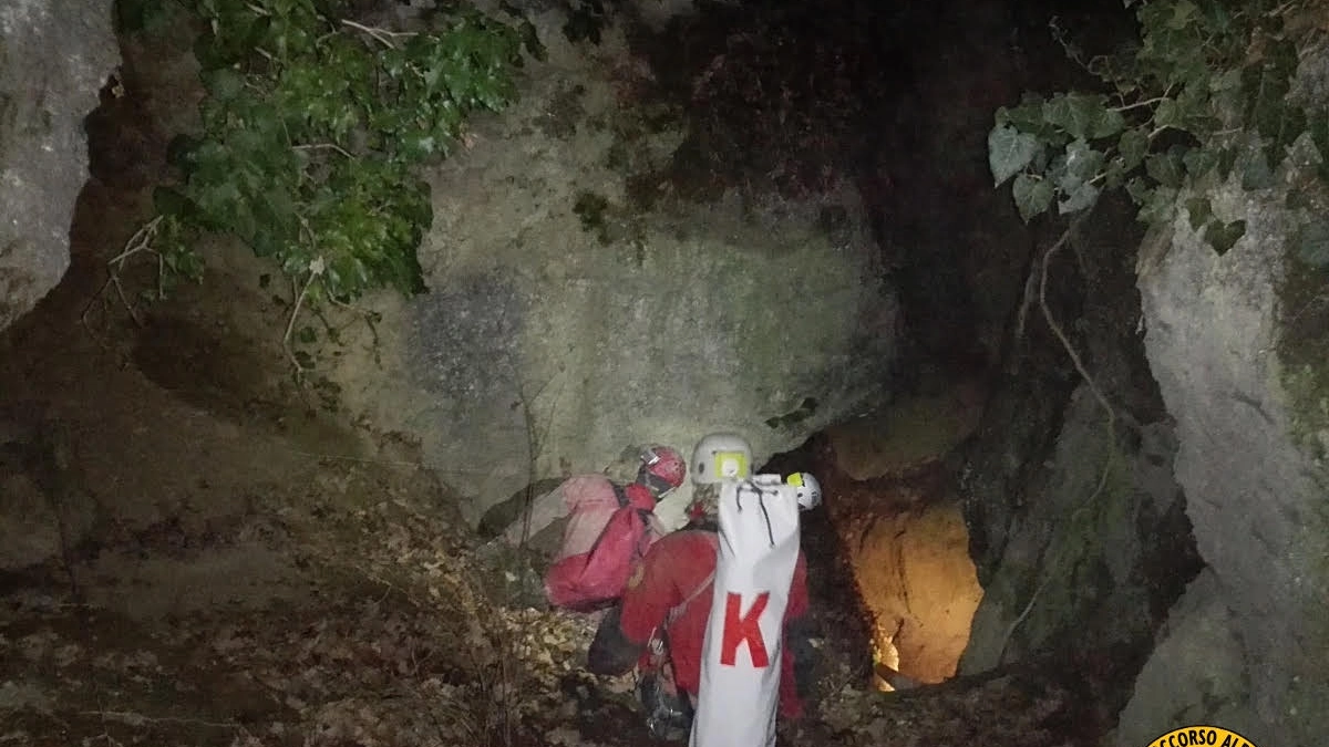 Gli uomini del Saer all'ingresso della grotta della Spipola