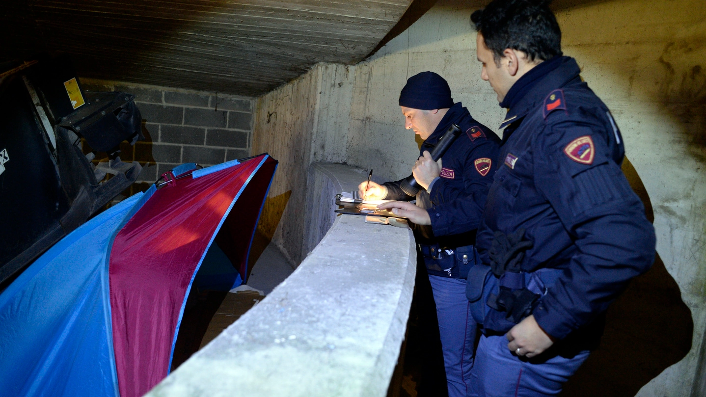 La polizia controlla la tenda dentro il Park Sì (foto Calavita)