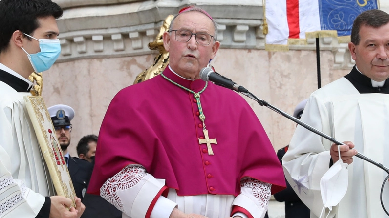 Monsignor Vecchi in piazza Maggiore mercoledì scorso (foto Schicchi)