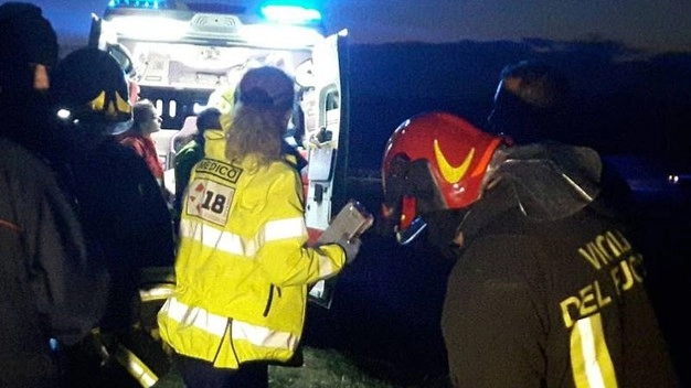 L'ambulanza porta via la donna