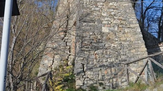 Le crepe visibili alla base della torre di Montecodruzzo