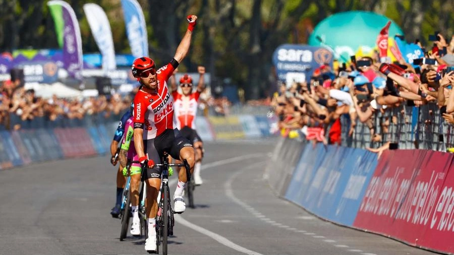 Thomas De Gendt festeggia la vittoria sul traguardo della tappa 8 del Giro d'Italia 2022